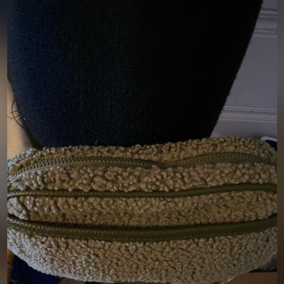 Laundry by Shelli Segal / Faux Sherpa Fleece / Crossbody Bag / Olive Green - Picture 5 of 7